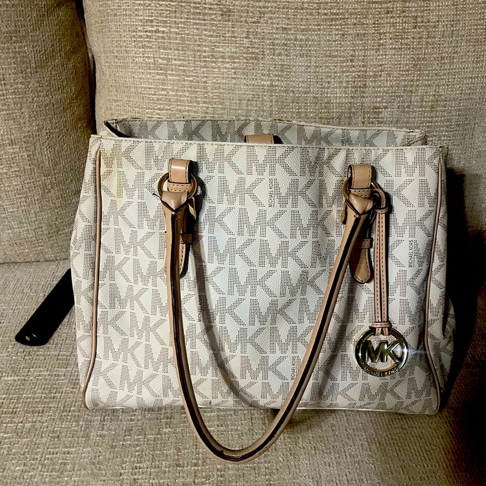 Variety of handbags all brands 25-40$ each give me an offer for the bundle